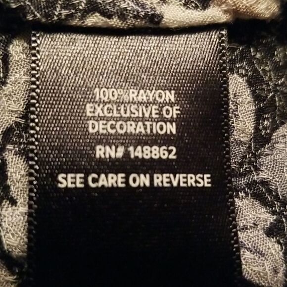 Torrid Cold Shoulder Textured Woven With Eyelet Trim Color Rough Floral SX 1X - Picture 8 of 10